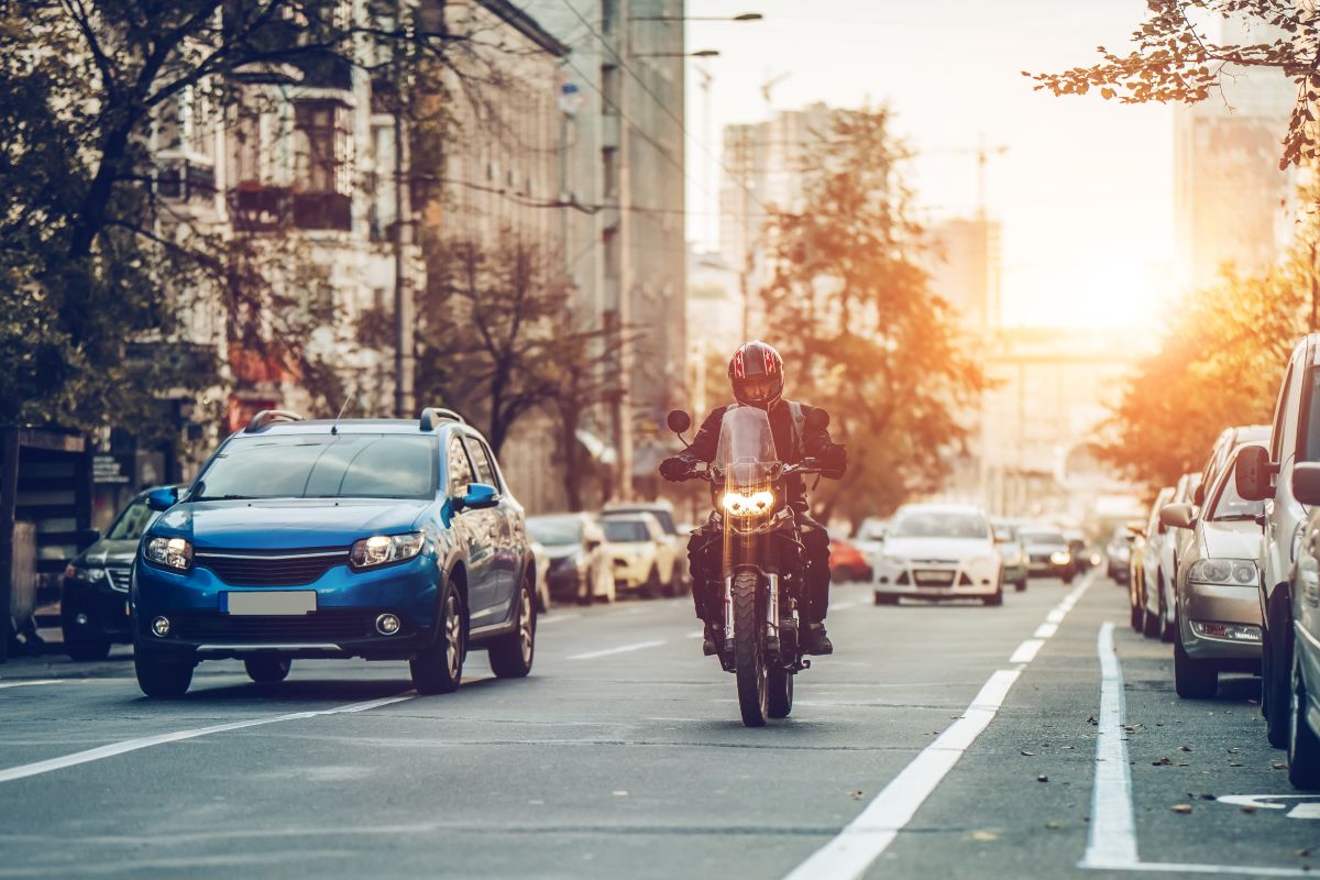 Motociclista guida in città