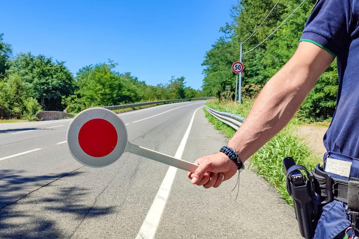 Posto di blocco della polizia, agente con la paletta