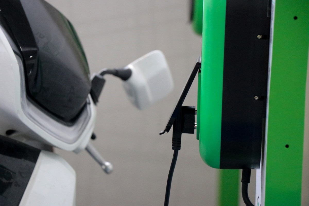 Scooter elettrico in ricarica