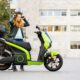 Ragazza sale su uno scooter elettrico