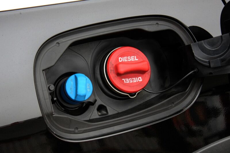 Bocchettone di rifornimento AdBlue e Diesel.