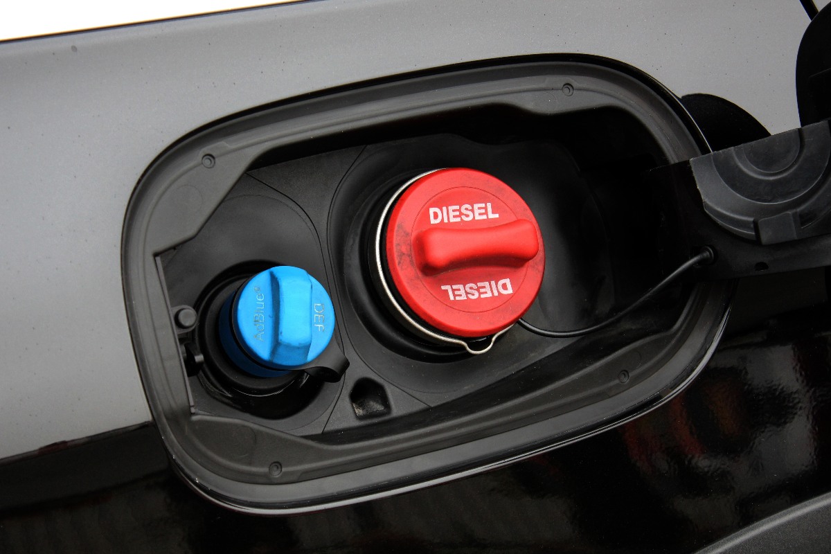 Bocchettone di rifornimento AdBlue e Diesel.