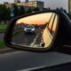Specchietto auto laterale che riflette il traffico alle spalle