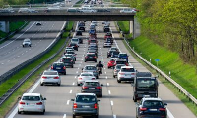 Autostrada a tre corsie trafficata