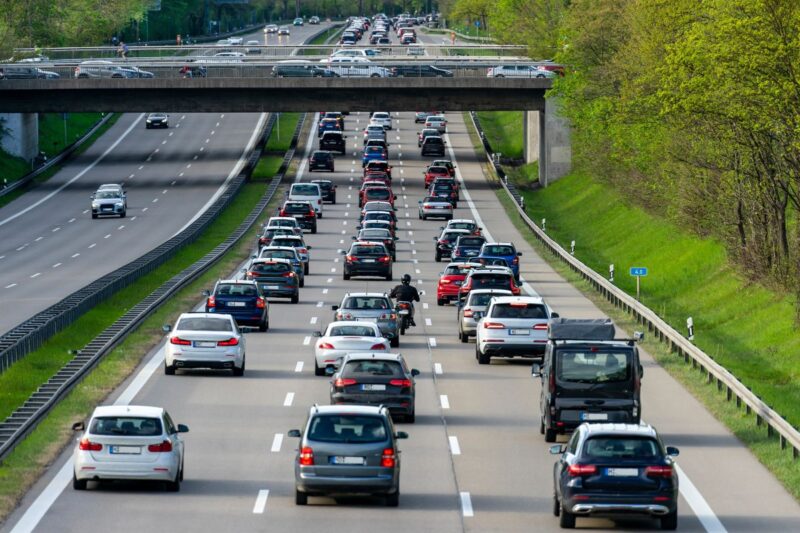 Autostrada a tre corsie trafficata