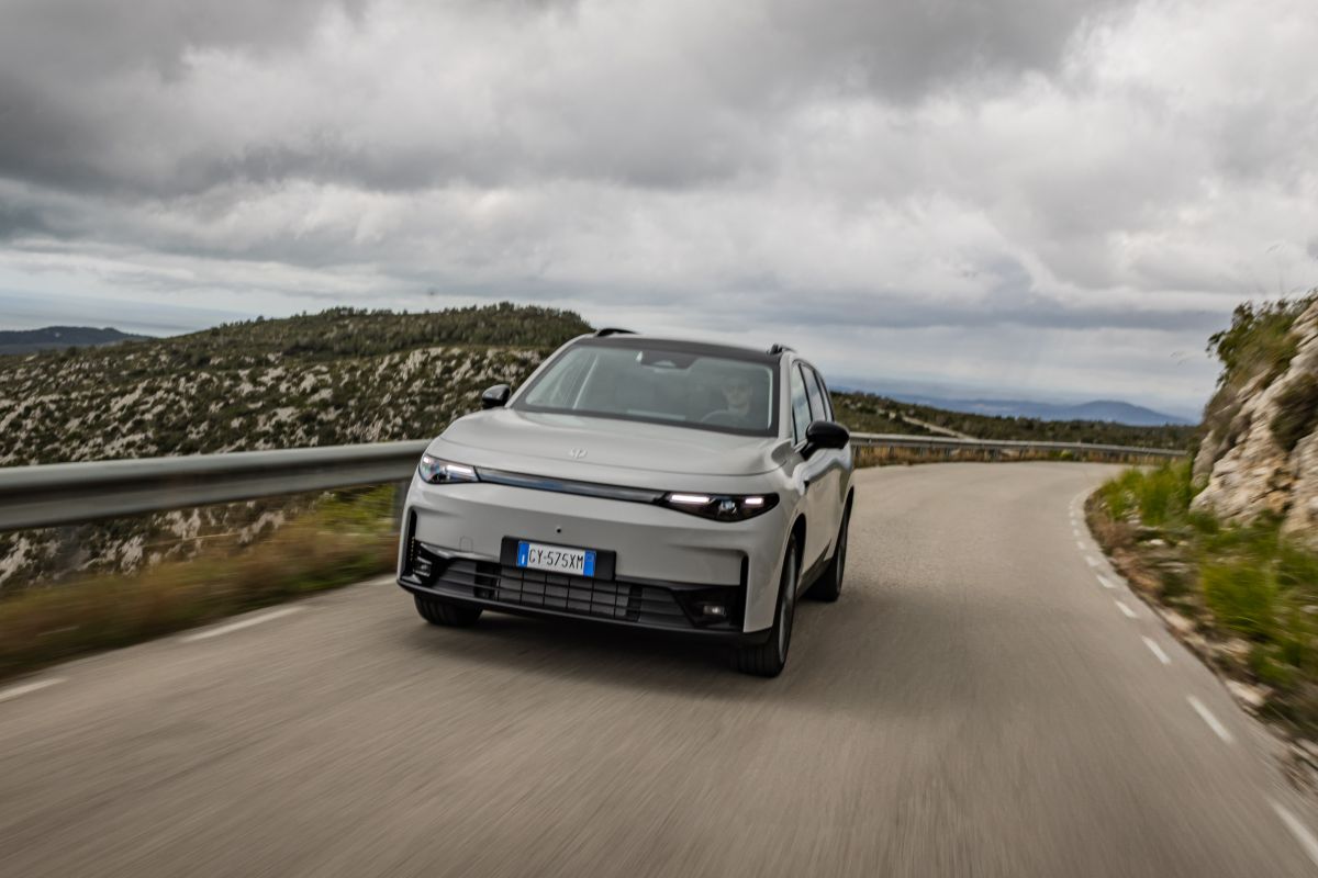 Il suv Leapmotor C10 su strada.
