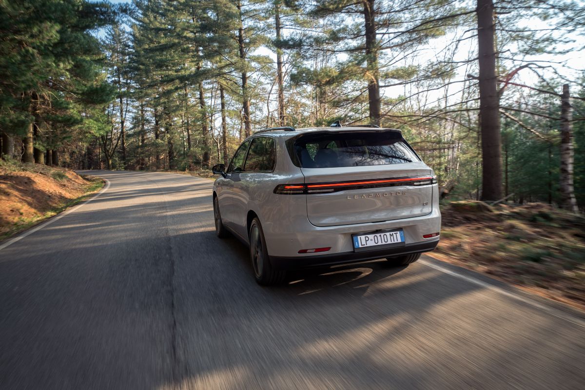 Il suv Leapmotor C10 su strada.