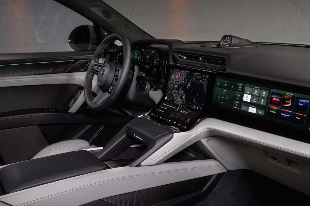 Vista degli interni della nuova Porsche Cayenne Turbo Coupé Electric.
