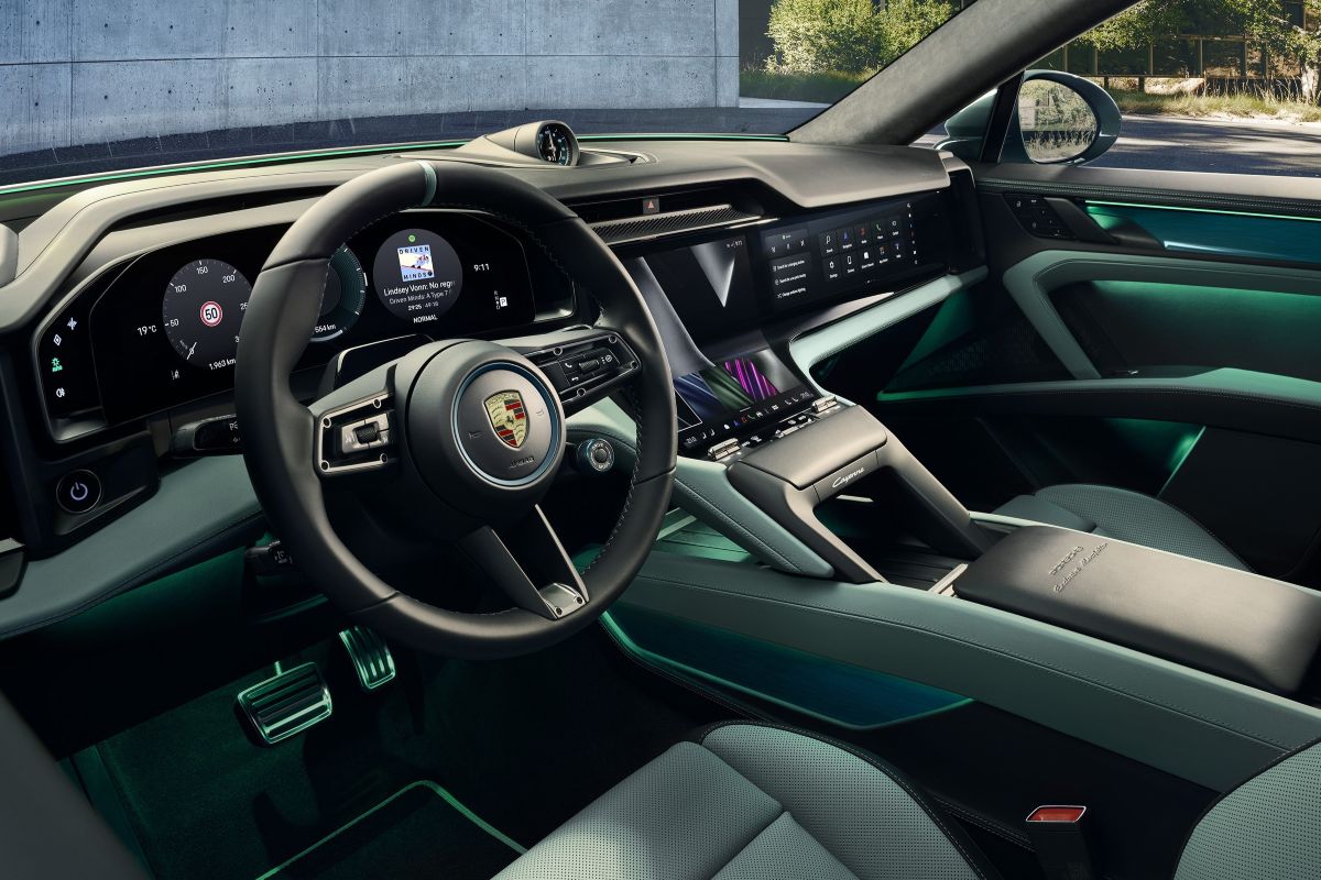 Vista degli interni della nuova Porsche Cayenne S Electric.