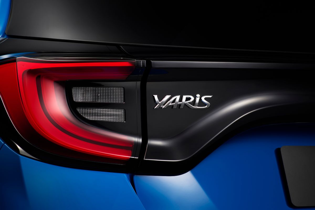 Dettaglio logo posteriore della Toyota Yaris.