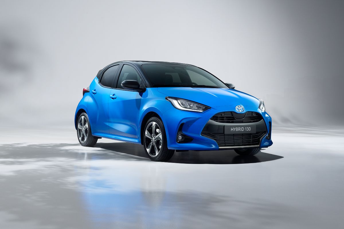 Toyota Yaris modello 2024 di colore blu elettrico.