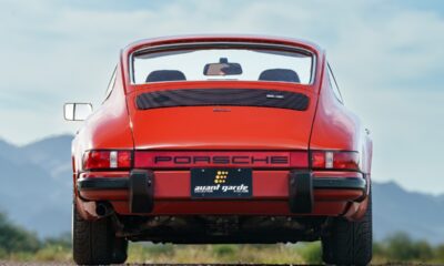 Porsche 911 rossa del 1974 vista dal retro.