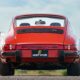 Porsche 911 rossa del 1974 vista dal retro.