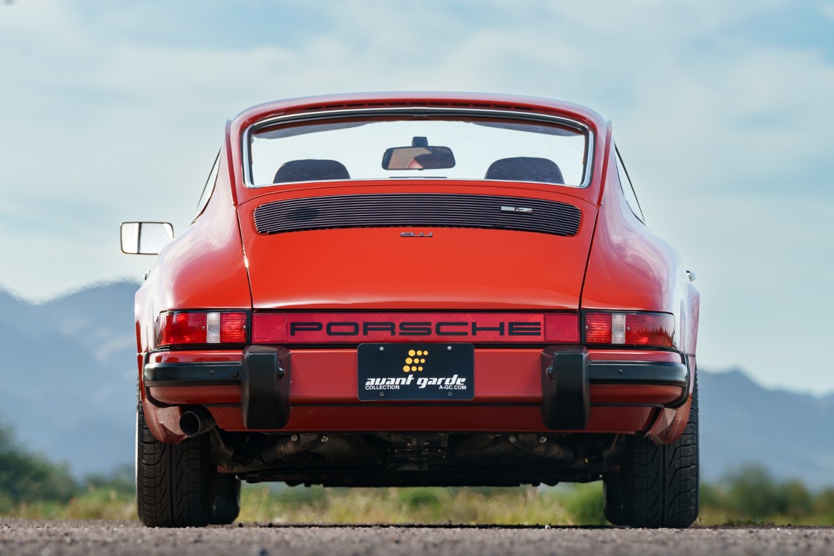 Porsche 911 rossa del 1974 vista dal retro.