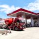 Camion cisterna che scarica carburante in una stazione di servizio.