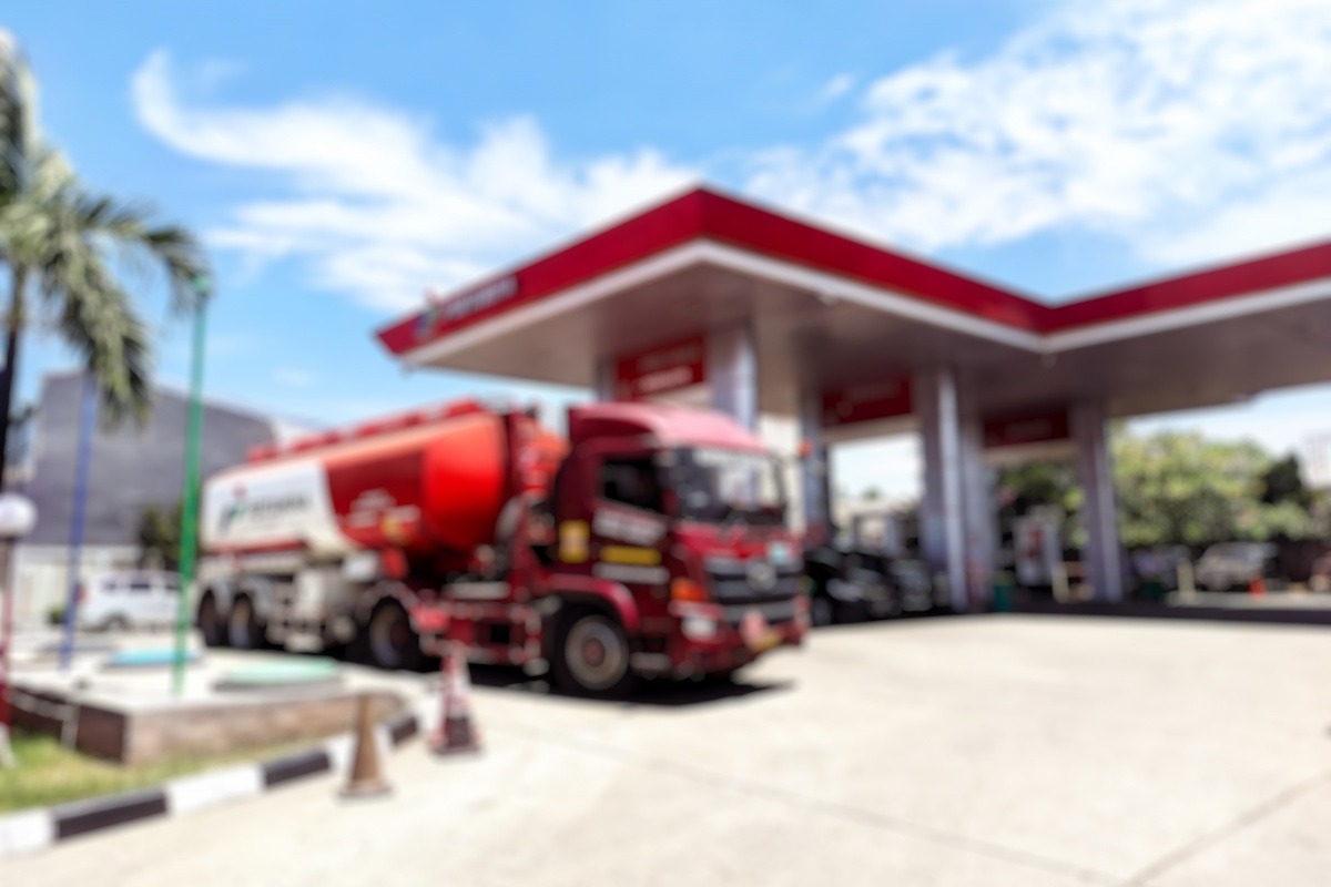 Camion cisterna che scarica carburante in una stazione di servizio.