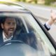 Automobilista arrabbiato al volante.
