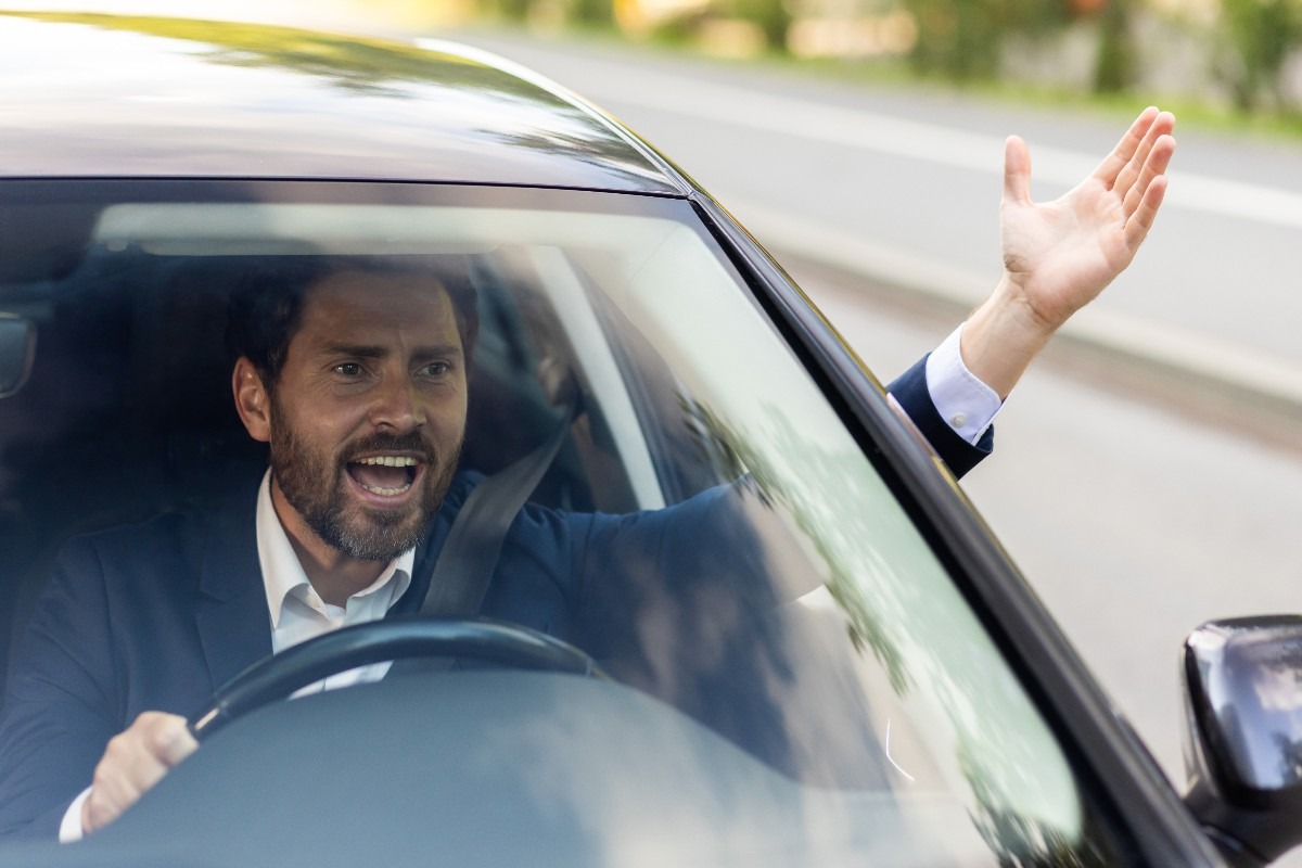 Automobilista arrabbiato al volante.