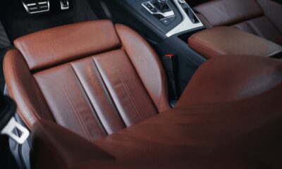 Interni auto in pelle marrone, dettaglio sedile.