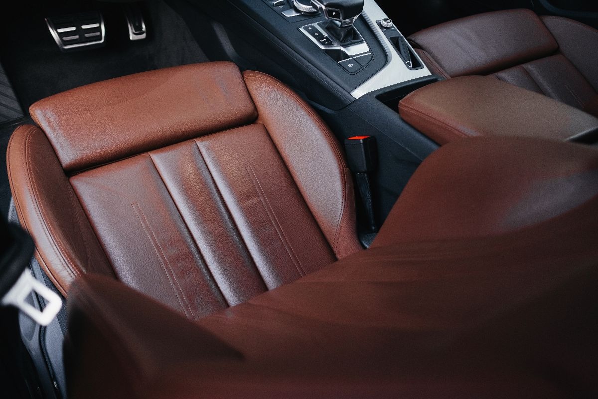Interni auto in pelle marrone, dettaglio sedile.