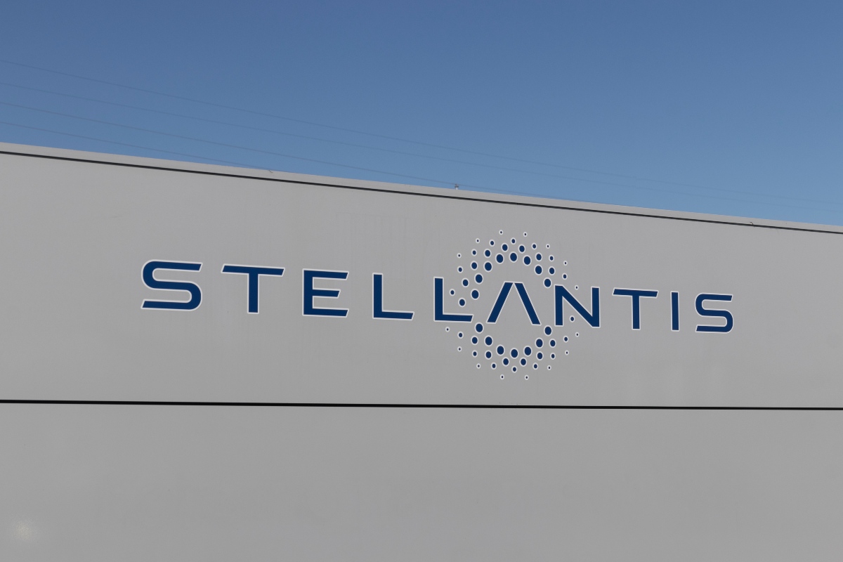 Insegna del marchio Stellantis