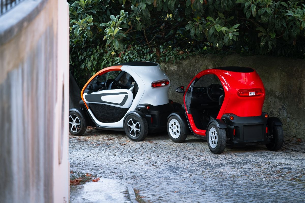 Due minicar elettriche, guidabili senza patente B.