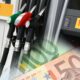 Pompe di benzina in una stazione di servizio con banconote in euro. Aumento dei prezzi.