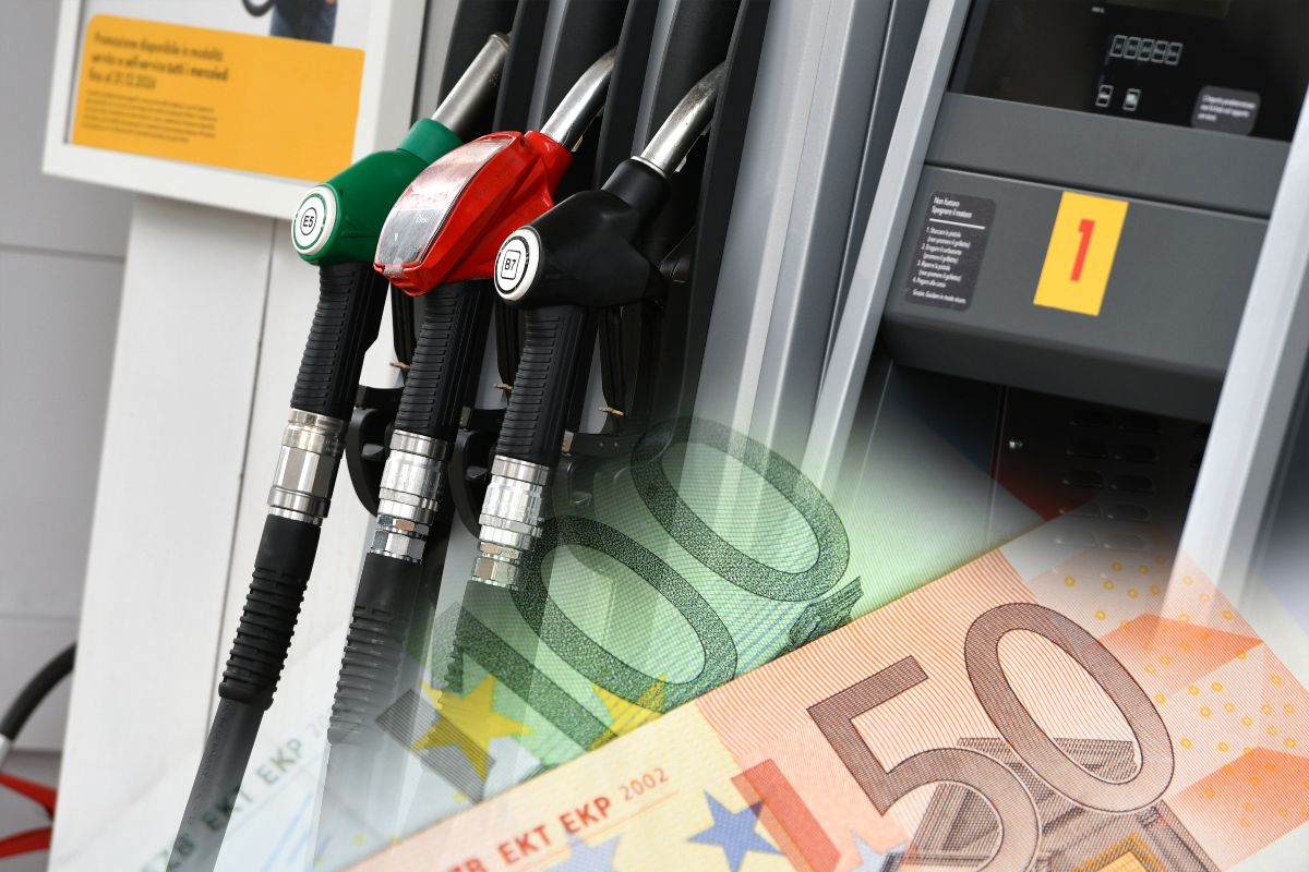 Pompe di benzina in una stazione di servizio con banconote in euro. Aumento dei prezzi.
