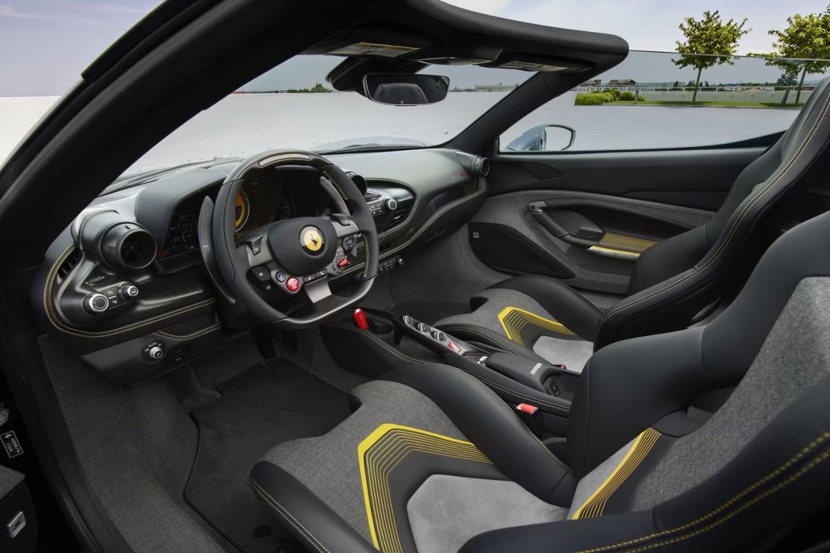 Vista degli interni della nuova Ferrari HC25.