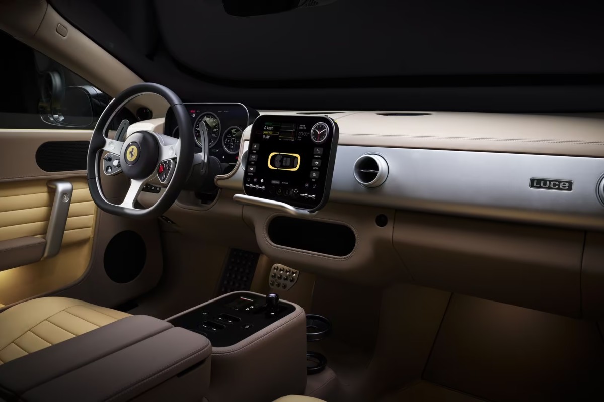 Vista degli interni della nuova Ferrari Luce.