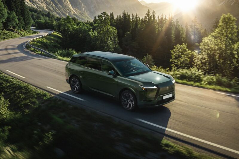 Lexus TZ, il nuovo suv a 6 posti completamente elettrico.
