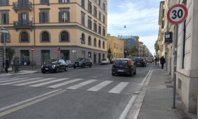 CittĂ , incrocio stradale con cartello di limite di velocitĂ a 30km/h.