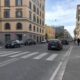 CittĂ , incrocio stradale con cartello di limite di velocitĂ a 30km/h.