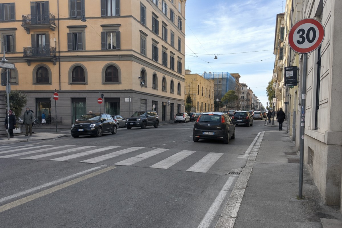 Città, incrocio stradale con cartello di limite di velocità a 30km/h.