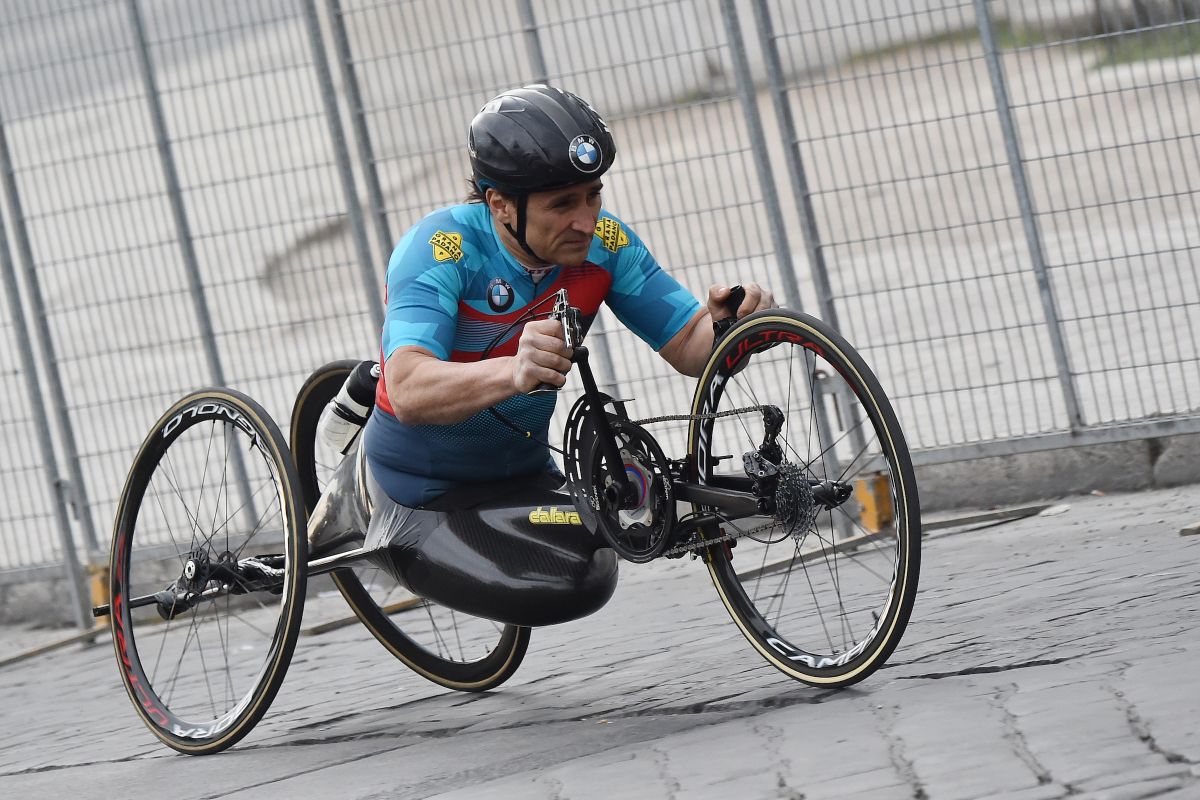 Alex Zanardi alla Maratona di Roma 2017 con la sua handbike.