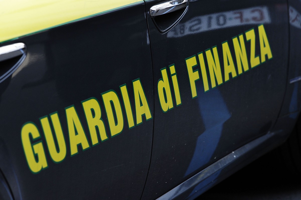 Guardia di Finanza, dettaglio portiere auto con scritta.