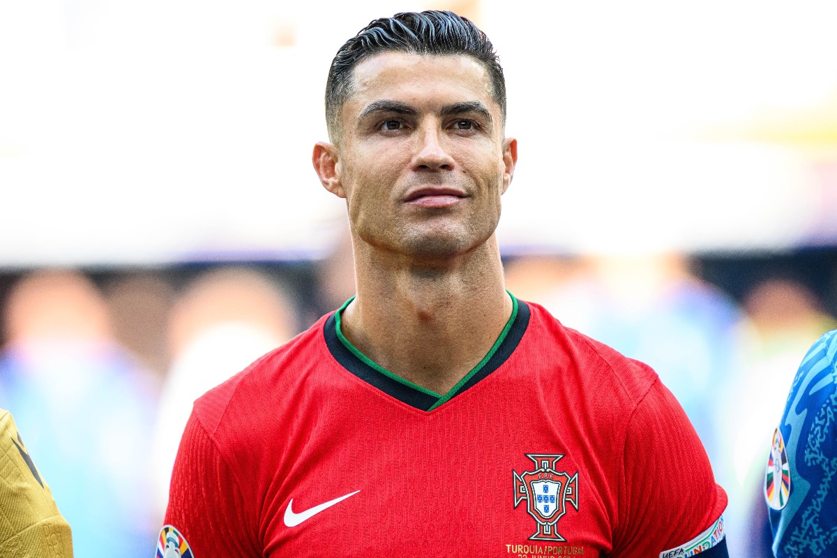 Cristiano Ronaldo con la maglia della nazionale portoghese.