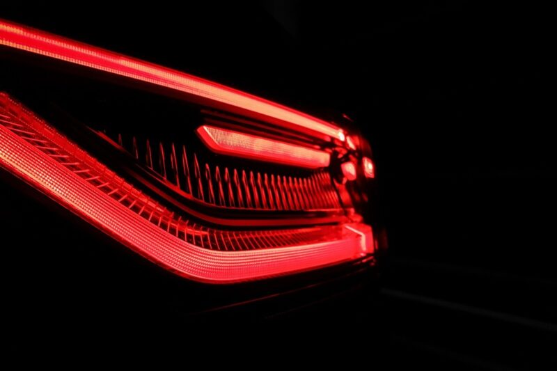 Fanale posteriore di un auto con le luci di stop accese.