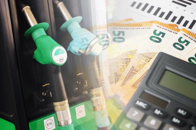 Pompe di benzina in una stazione di servizio con banconote in euro. Aumento dei prezzi.
