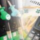 Pompe di benzina in una stazione di servizio con banconote in euro. Aumento dei prezzi.