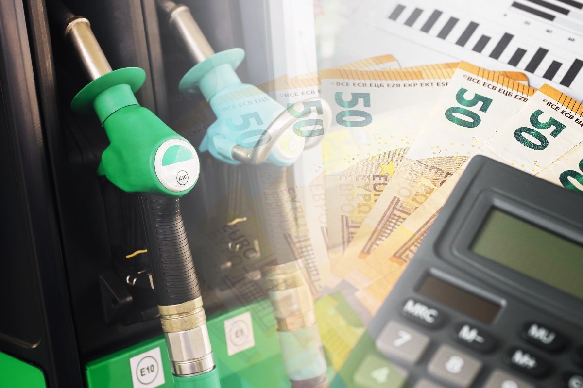 Pompe di benzina in una stazione di servizio con banconote in euro. Aumento dei prezzi.