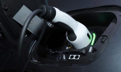 Auto elettrica in ricarica.