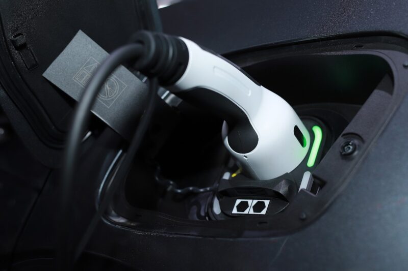 Auto elettrica in ricarica.