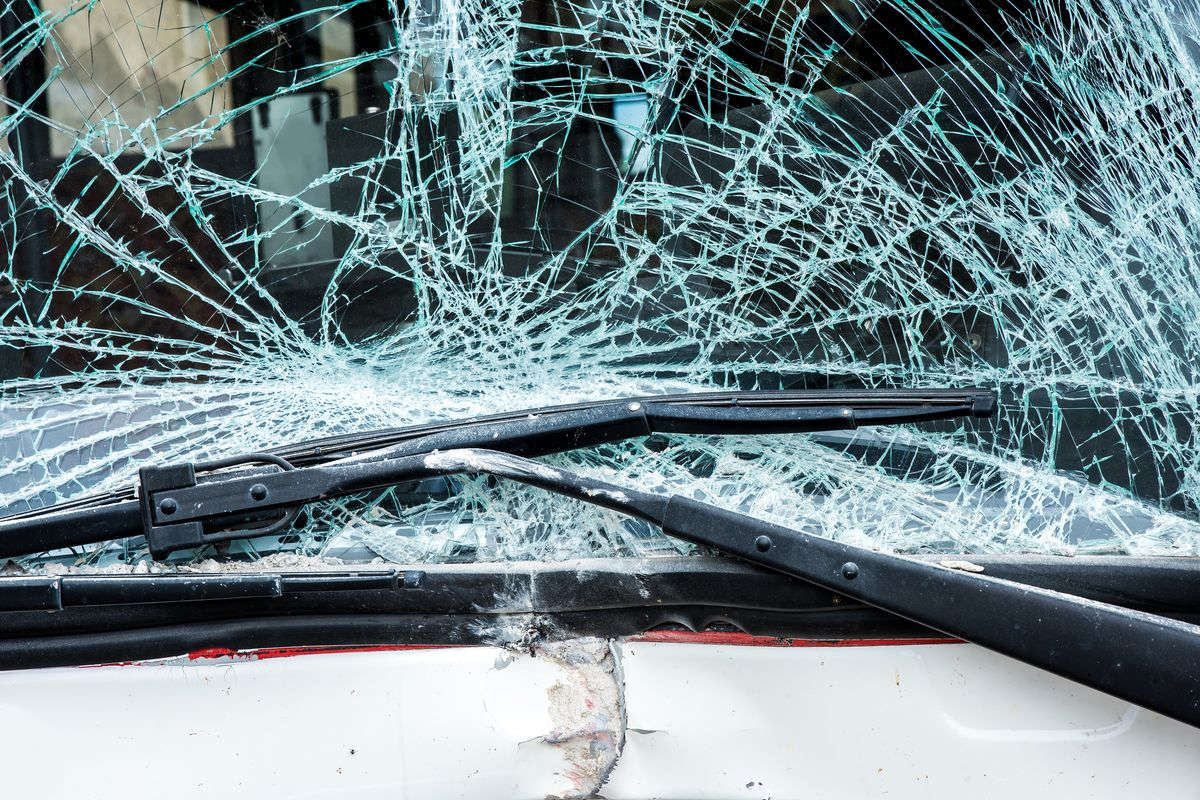 Parabrezza di un auto sfondato.
