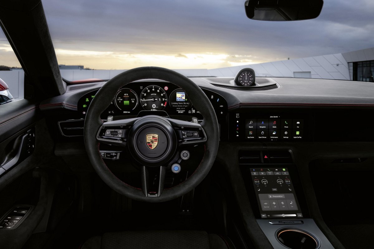 Vista degli interni della nuova Porsche Taycan GTS, modello 2027.