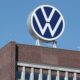 Il logo Volkswagen sulla torre della sedi di Wolfsburg.
