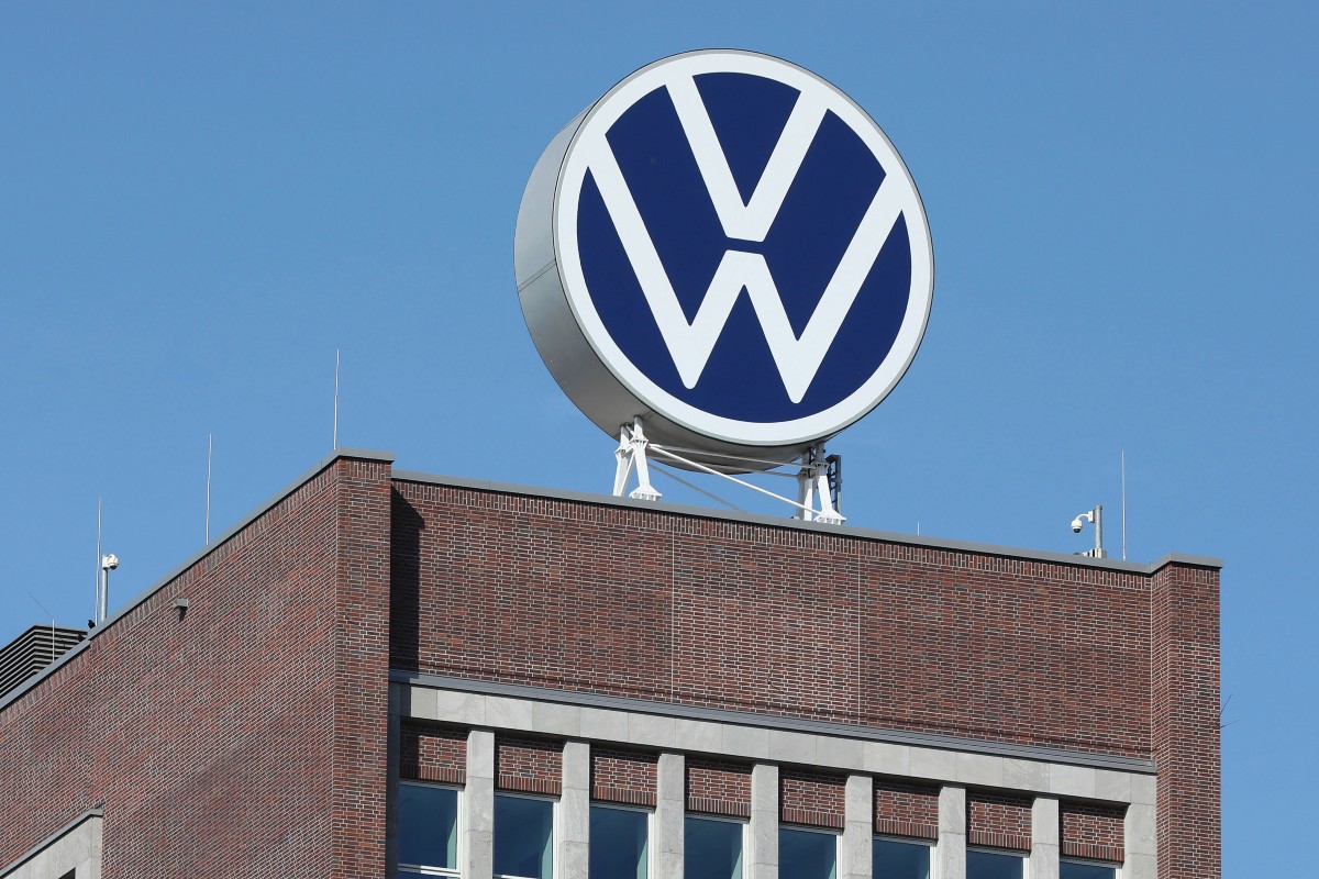 Il logo Volkswagen sulla torre della sedi di Wolfsburg.