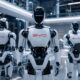 Robot umanoidi in una fabbrica con sul petto il logo BYD.