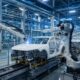 Robot industriali assemblano scocche di auto.