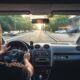 Automobilista al volante di una vettura.